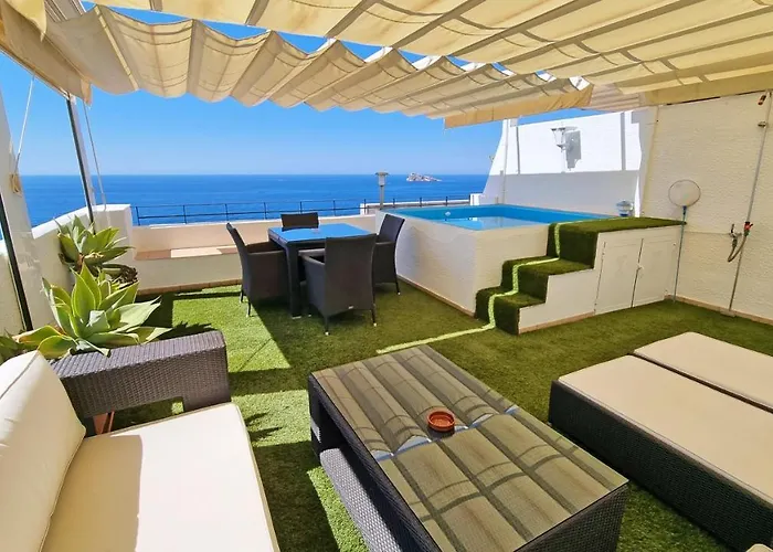 Terraza con piscina privada y vistas al mar